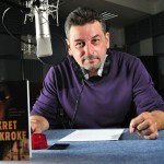 Artur Dziurman w studiu Radia Kraków czyta „Sekret Kroke” / fot. Wojciech Gruszka / Radio Kraków