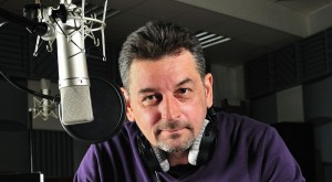 Artur Dziurman w studiu Radia Kraków czyta „Sekret Kroke” / fot. Wojciech Gruszka / Radio Kraków